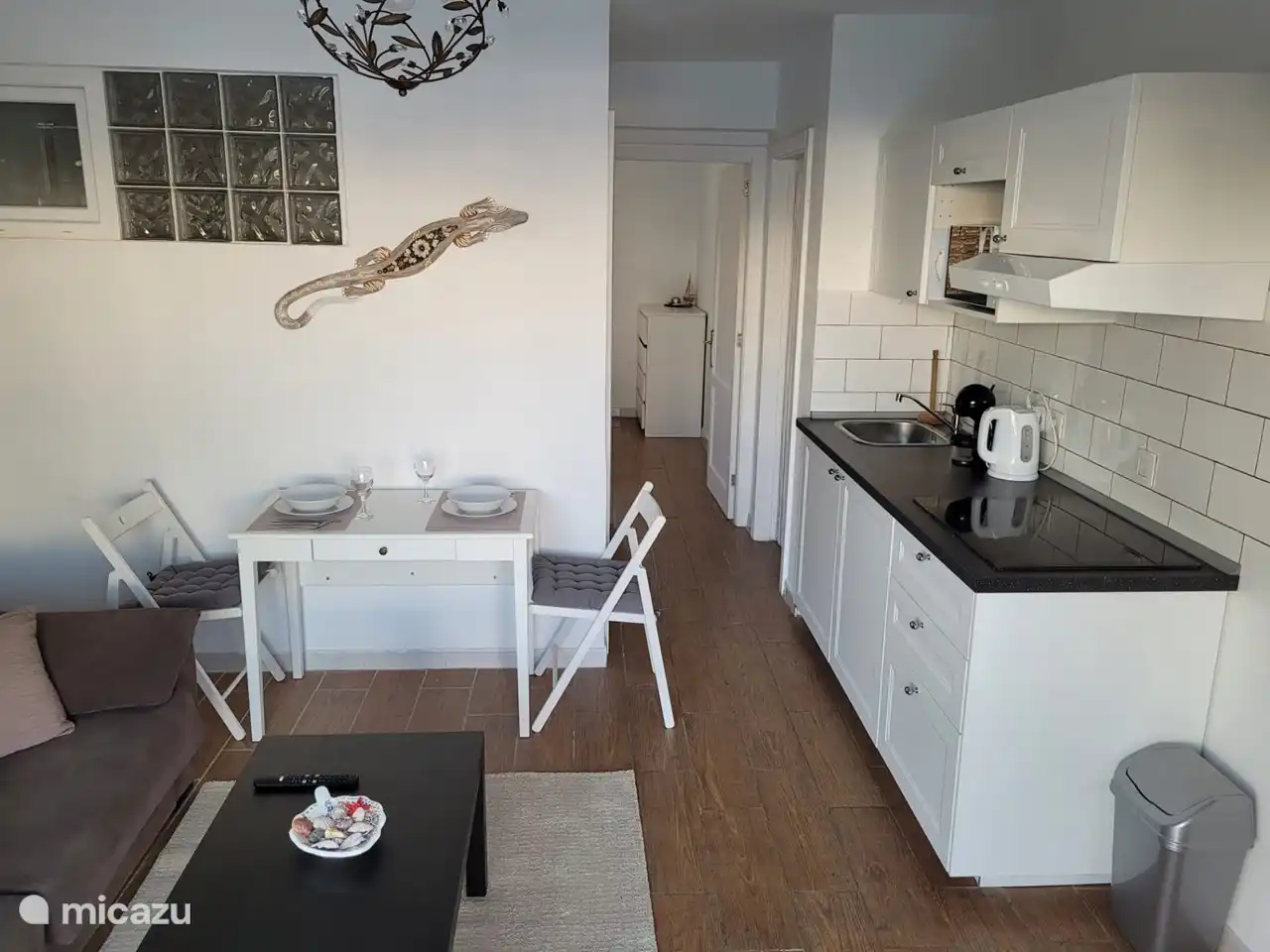 Kaffeemaschine, Wasserkocher, Mikrowelle, Herd, Abzugshaube, Kochutensilien, Teller, Taschen, Gläser und Besteck, alles ist da