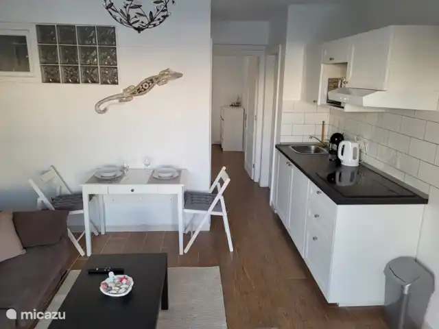 casa lisa en España, Fuerteventura, Corralejo - apartamento Cafetera, tetera, microondas, estufa, campana extractora, utensilios de cocina, platos, bolsas, vasos y cubiertos, todo está ahí.