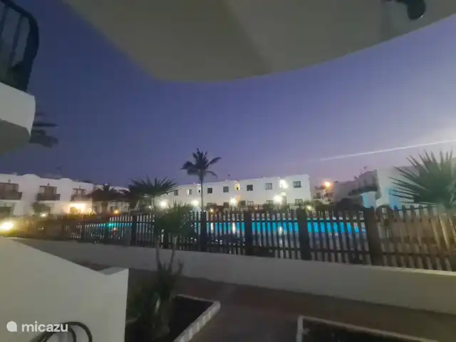 casa lisa en España, Fuerteventura, Corralejo - apartamento La vista a la piscina desde la terraza.