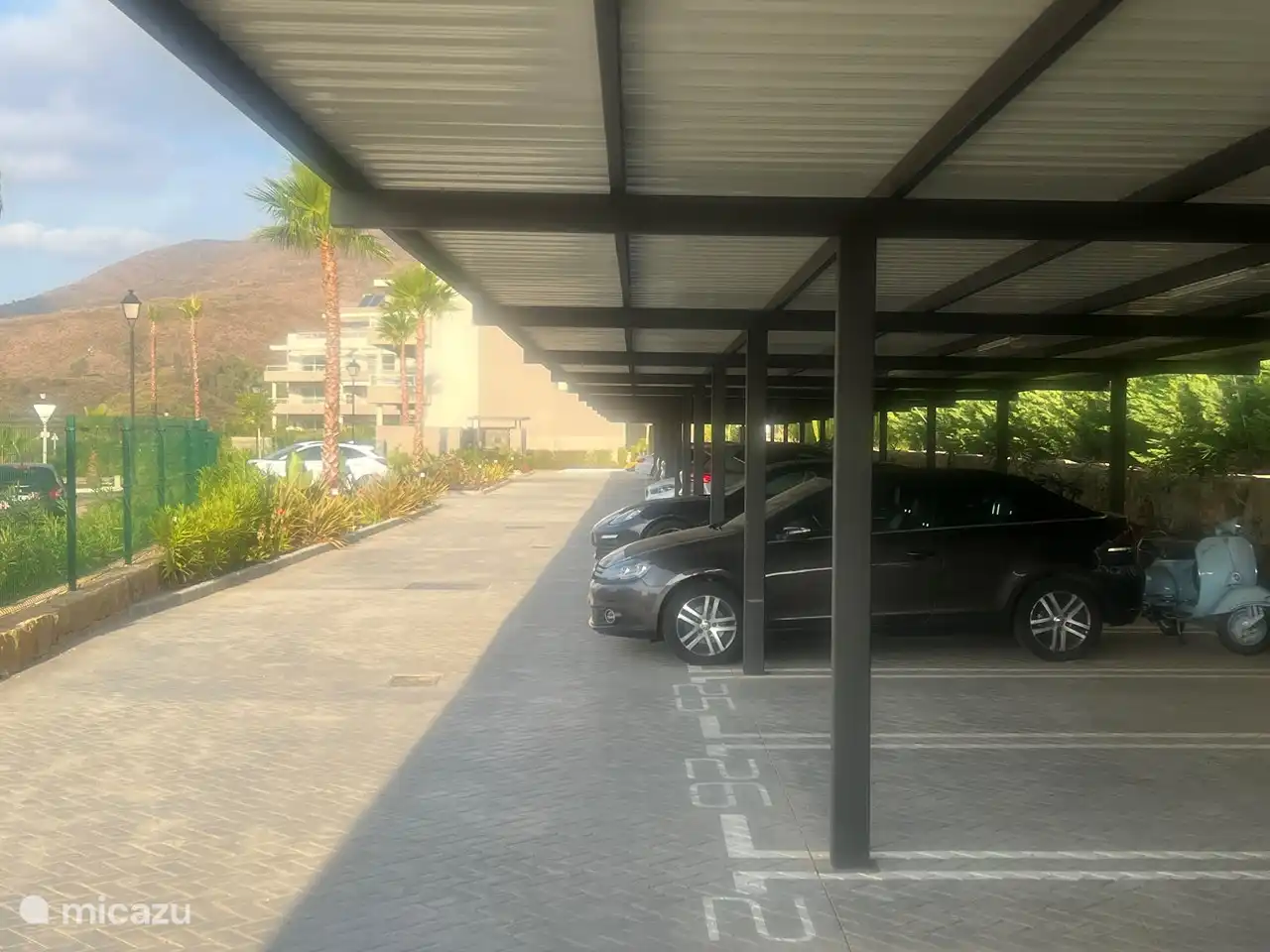 Ihnen steht ein überdachter Parkplatz zur Verfügung.