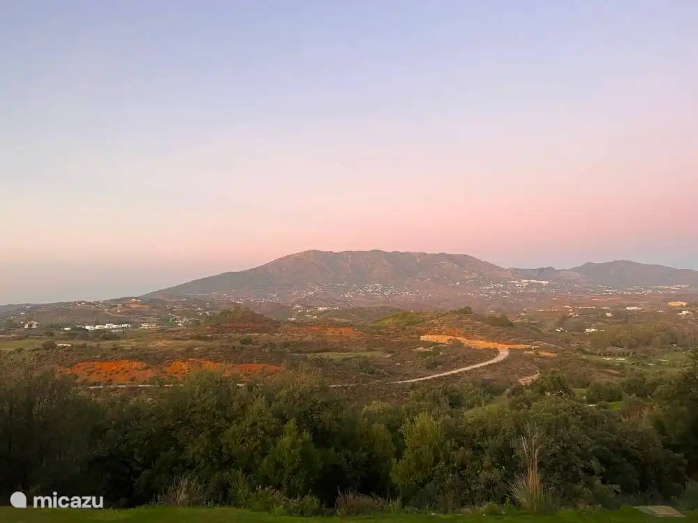 Im Hintergrund Sierra Mijas, wo Sie schöne Spaziergänge machen können.