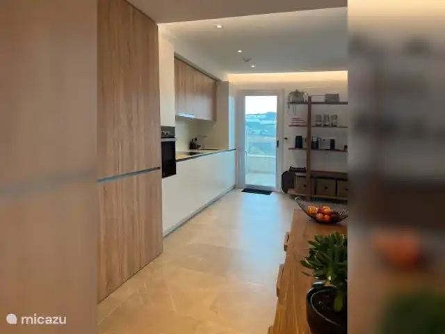 Hip appartement - Casa Mijas -Málaga huren in Spanje, Costa del Sol, La Cala de Mijas - appartement Gang naar keuken en zitkamer.