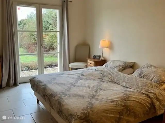 Villa Hirondelle la Haute Prézé | France, Charente, Rouzède - villa Chambre 1, portes-fenêtres donnant sur le jardin