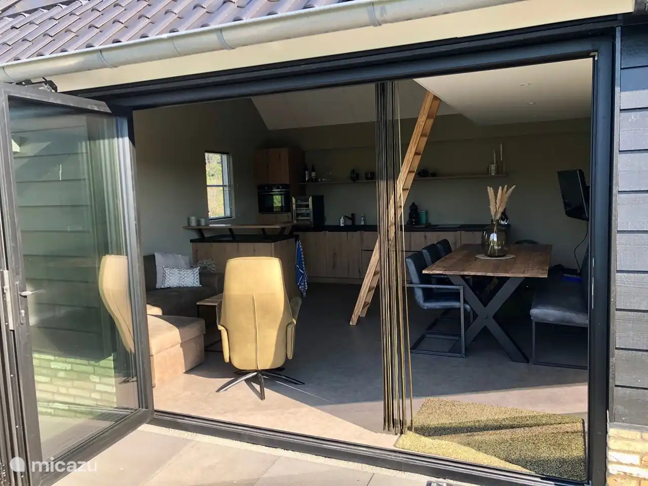 Geräumige Terrassentüren geben Ihnen Zugang zur Terrasse