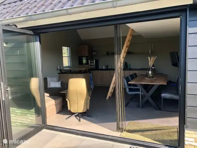 Entre les collines du vieux village | Pays-Bas, Hollande méridionale, Ouddorp - maison de vacances De spacieuses portes-fenêtres vous donnent accès à la terrasse