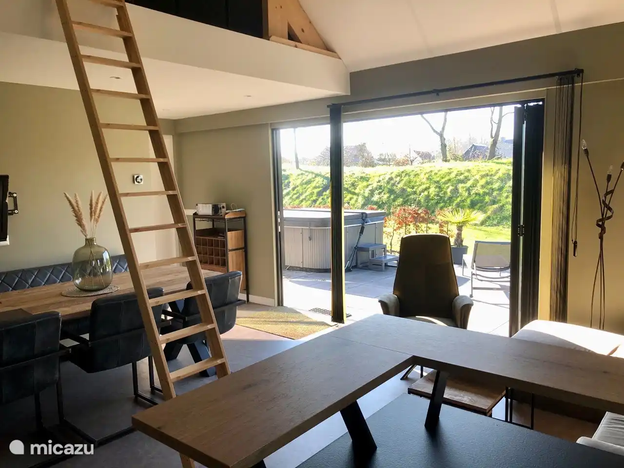 Sie können drinnen essen, aber mit den Terrassentüren bekommen Sie wirklich das Gefühl im Freien