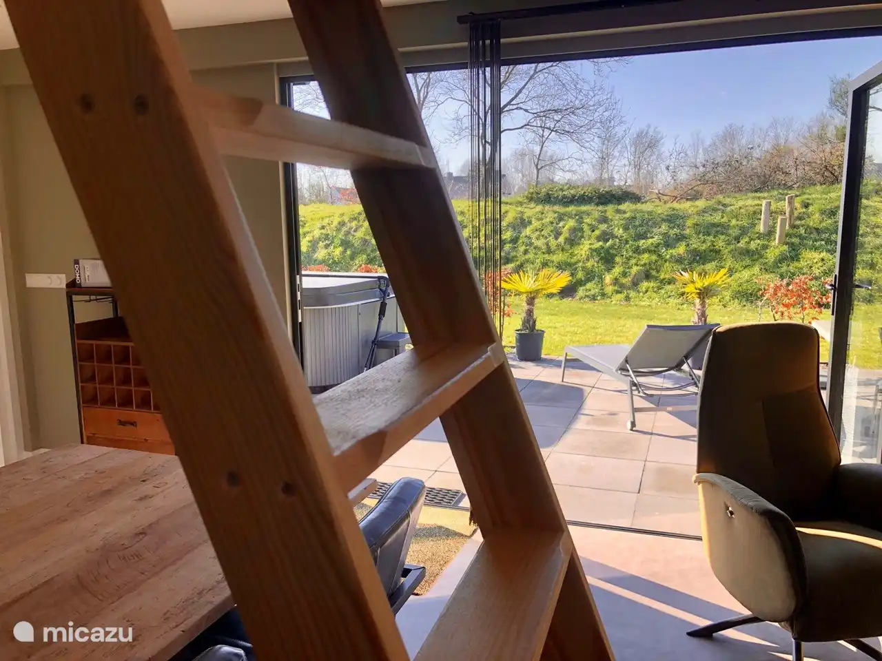 Über die Treppe betreten Sie das Schlafzimmer mit 2 luxuriösen Boxspringbetten