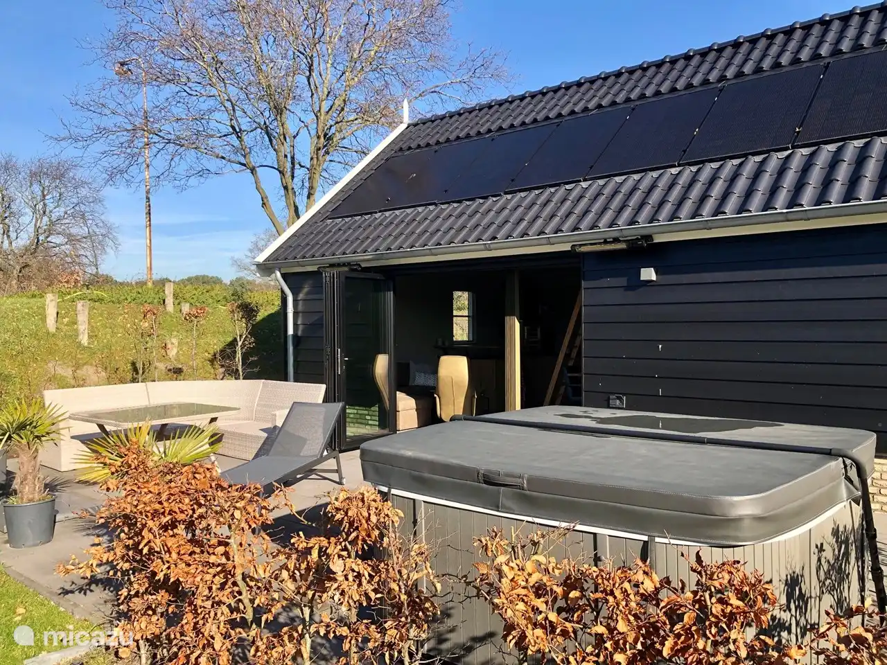 Das Gästehaus liegt direkt an der sonnigen Terrasse