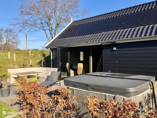 Entre les collines du vieux village | Pays-Bas, Hollande méridionale, Ouddorp - maison de vacances La maison d'hôtes est située directement sur la terrasse ensoleillée