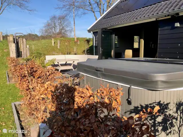 Entre les collines du vieux village | Pays-Bas, Hollande méridionale, Ouddorp - maison de vacances Une terrasse avec jacuzzi et douche extérieure