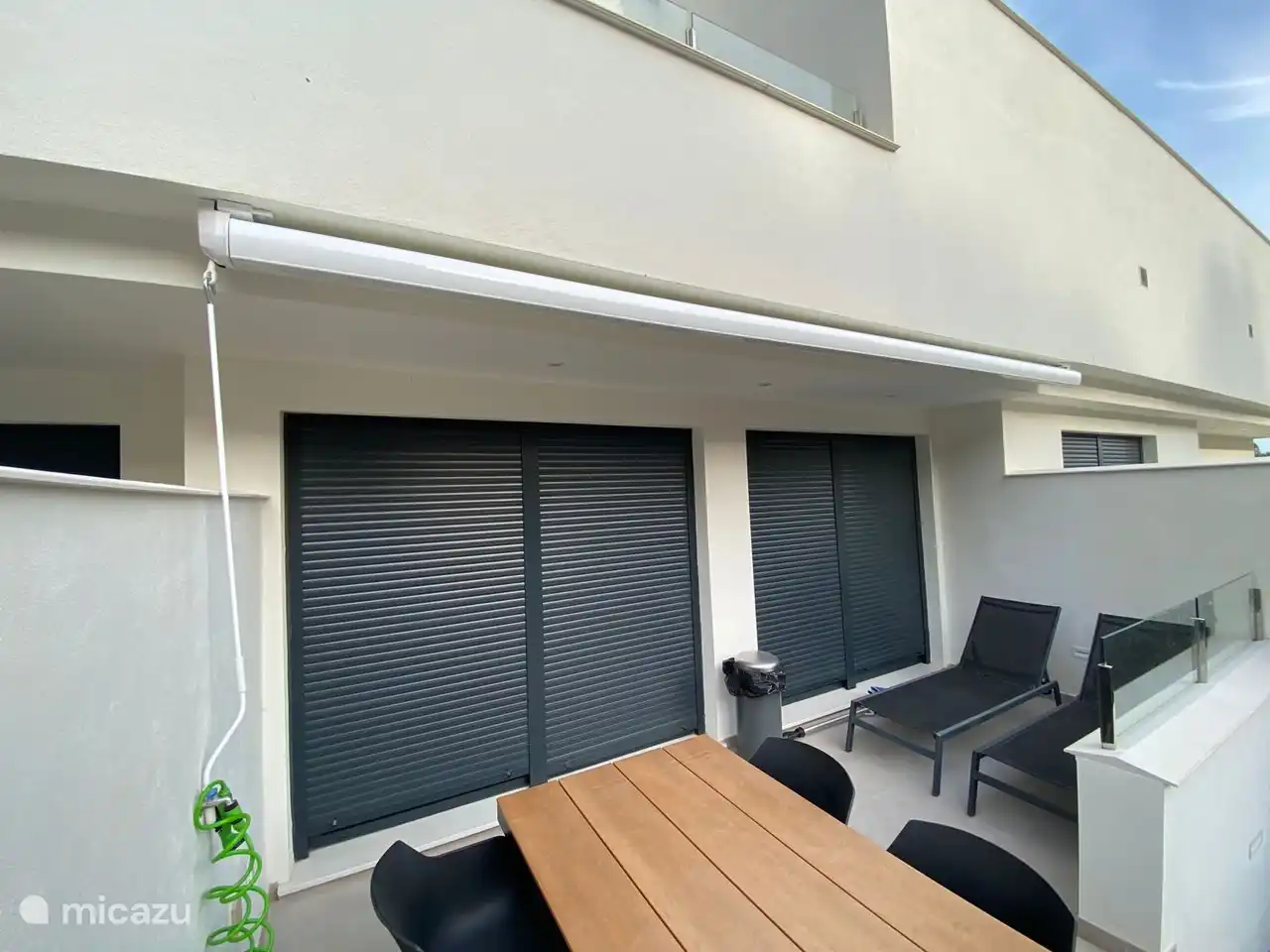 Die Markise über der gesamten Terrasse