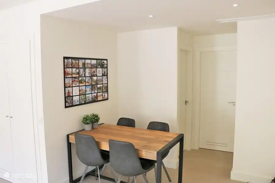 Der Esstisch im Wohnzimmer