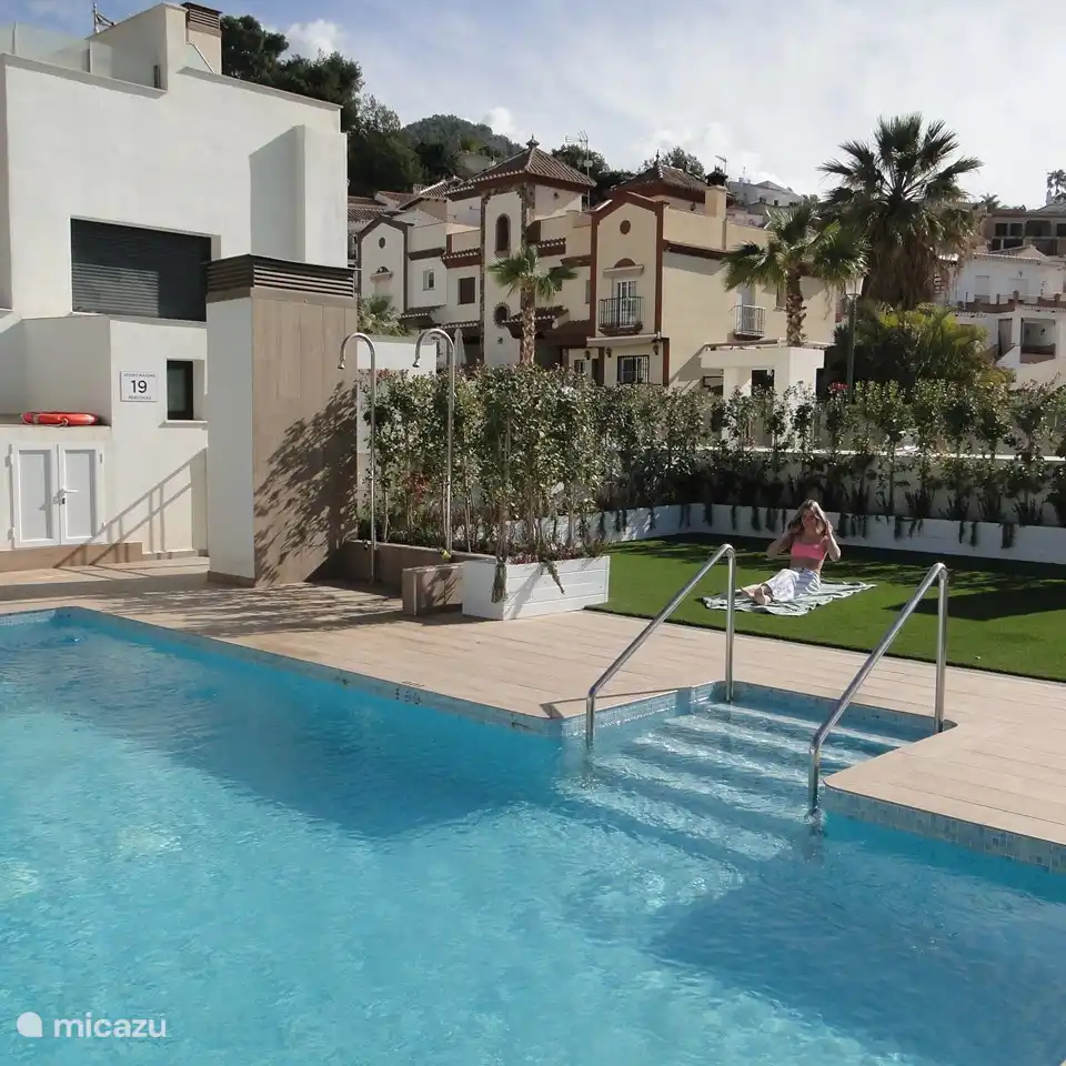 Der Bereich zum Sonnenbaden, auf dem jetzt Liegen und Sonnenschirme aufgestellt wurden