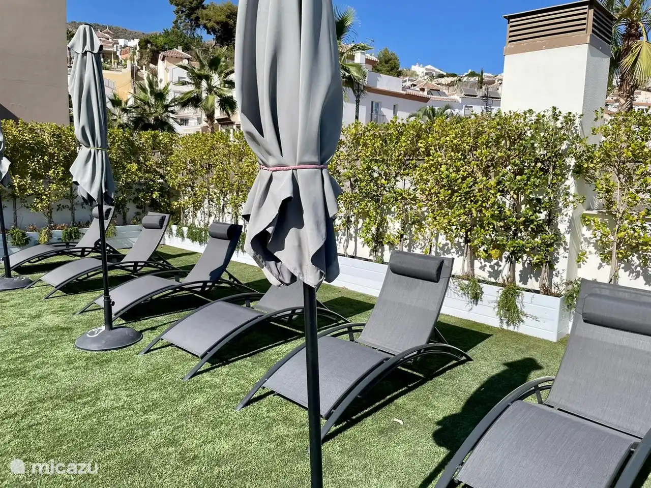 Neue Sonnenliegen am Pool