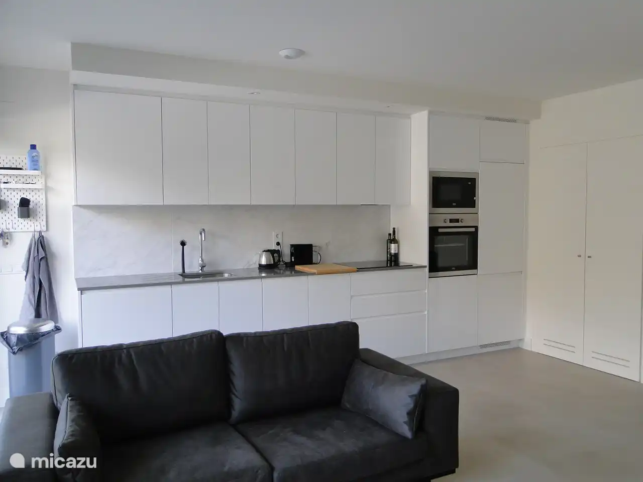 Die sehr komplette Küche mit Geräten