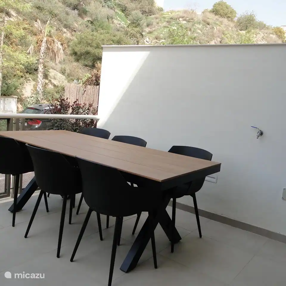 Der Esstisch auf unserer eigenen Terrasse