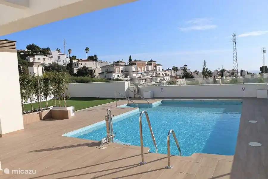 Der Gemeinschaftspool mit Blick auf das Meer