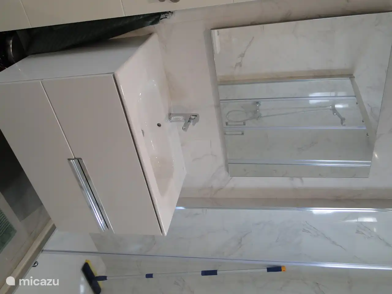 Das Waschbecken im Badezimmer