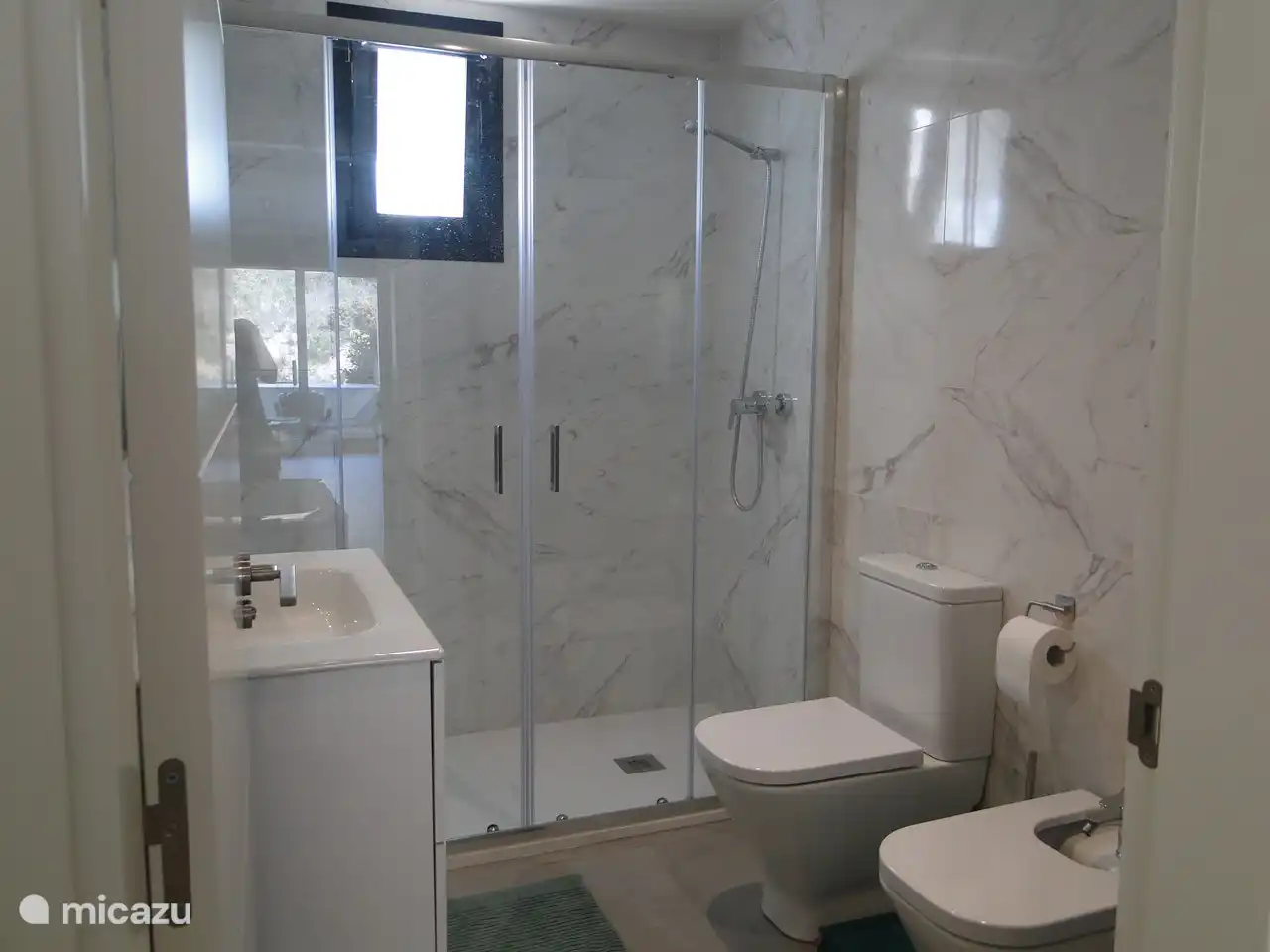 Das geräumige Badezimmer mit wunderbarer Dusche