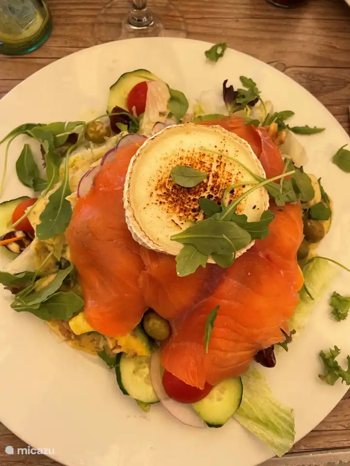 Salade Sana, ein köstlicher frischer Salat am Playa y Sol am Strand von Burriana
