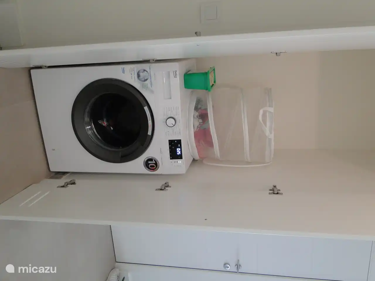 Die Waschmaschine im Wäscheschrank