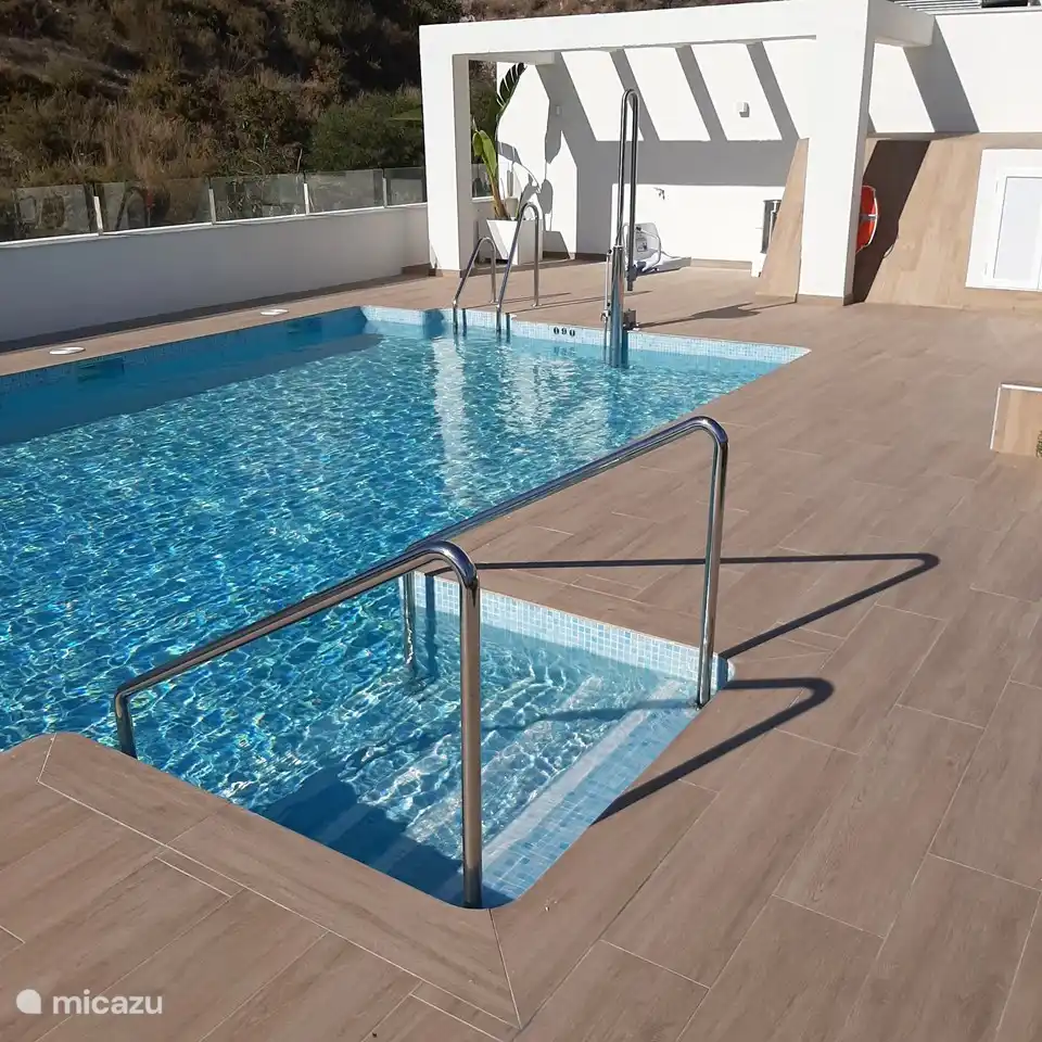 Im Gemeinschaftspool ist es meist sehr ruhig. Auf der Liegewiese stehen 6 Liegen und 3 Sonnenschirme zur allgemeinen Nutzung zur Verfügung. Außerdem steht Ihnen eine schöne Sitzecke mit Sonnendach zur Verfügung.
Geöffnet vom 1. März bis 31. Dezember.