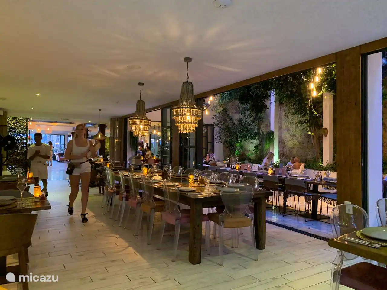 Hip restaurants with an extensive menu