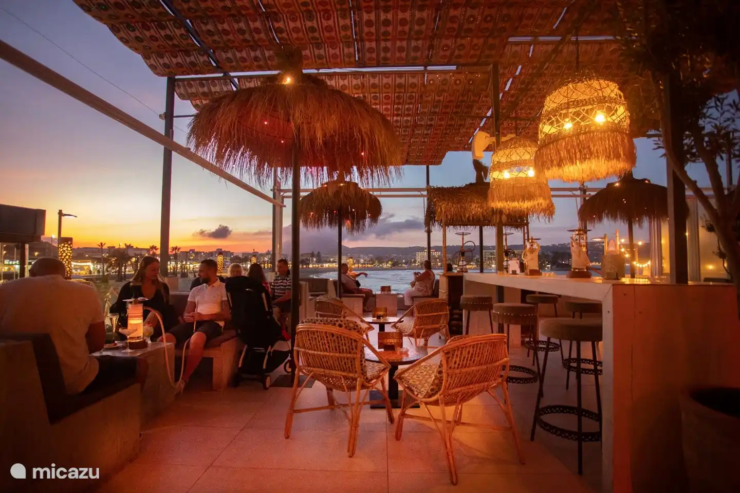 More than 50 nice bars and restaurants within walking distance