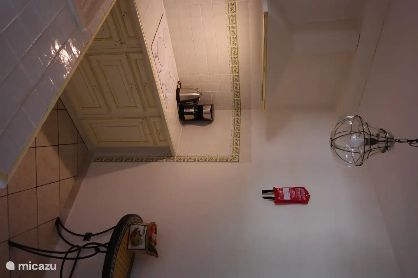 Die Küche ist mit einem Halogenkochfeld und diversen Geräten ausgestattet.