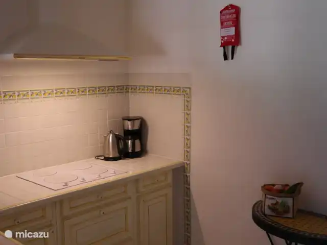 Maison Merle | France, Var, Moissac-Bellevue - villa La cuisine est équipée d'une plaque de cuisson halogène et de divers équipements.