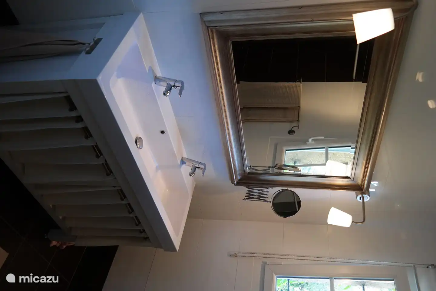 Badezimmer mit Doppelwaschbecken