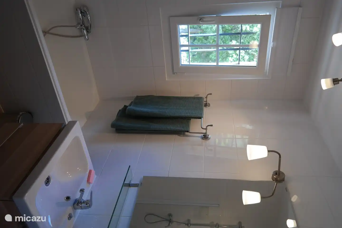 Das zweite Badezimmer mit Badewanne und separater Dusche.