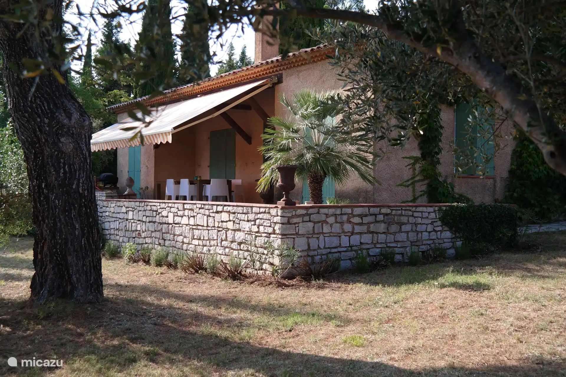 Die Terrasse mit dem großen Esstisch