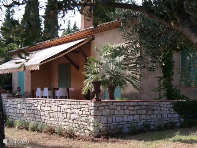 Maison Merle | France, Var, Moissac-Bellevue - villa La terrasse avec la grande table à manger