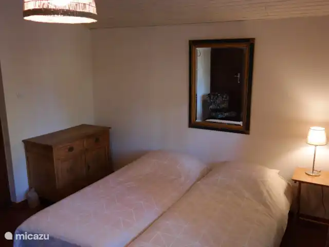 Maison Merle | France, Var, Moissac-Bellevue - villa Chambre 2 personnes avec lit bébé et placard/commode