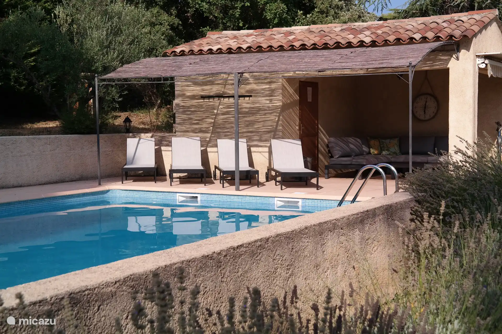 Sonnenliegen am Pool