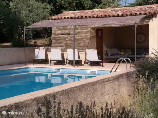 Maison Merle | France, Var, Moissac-Bellevue - villa Transats au bord de la piscine