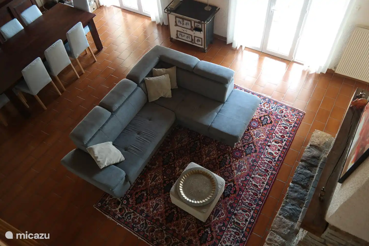 Das geräumige Wohnzimmer vom Zwischengeschoss aus gesehen