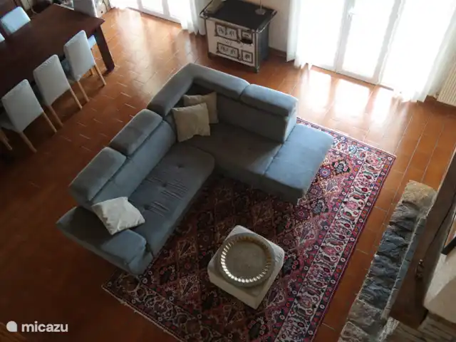 Maison Merle | France, Var, Moissac-Bellevue - villa Le salon spacieux vu de la mezzanine