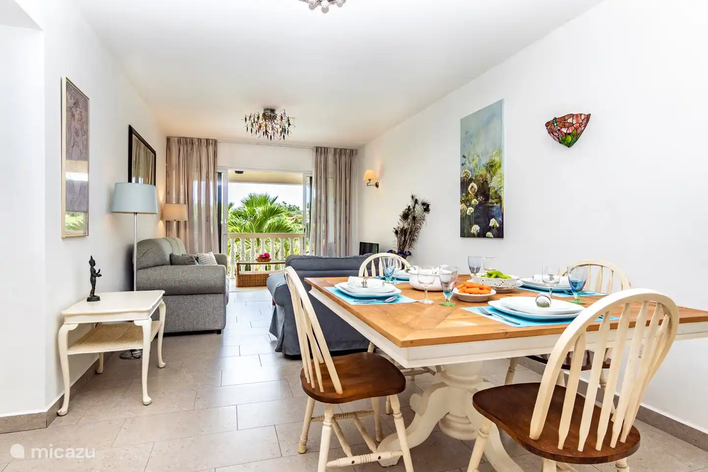 Geräumiger Esstisch