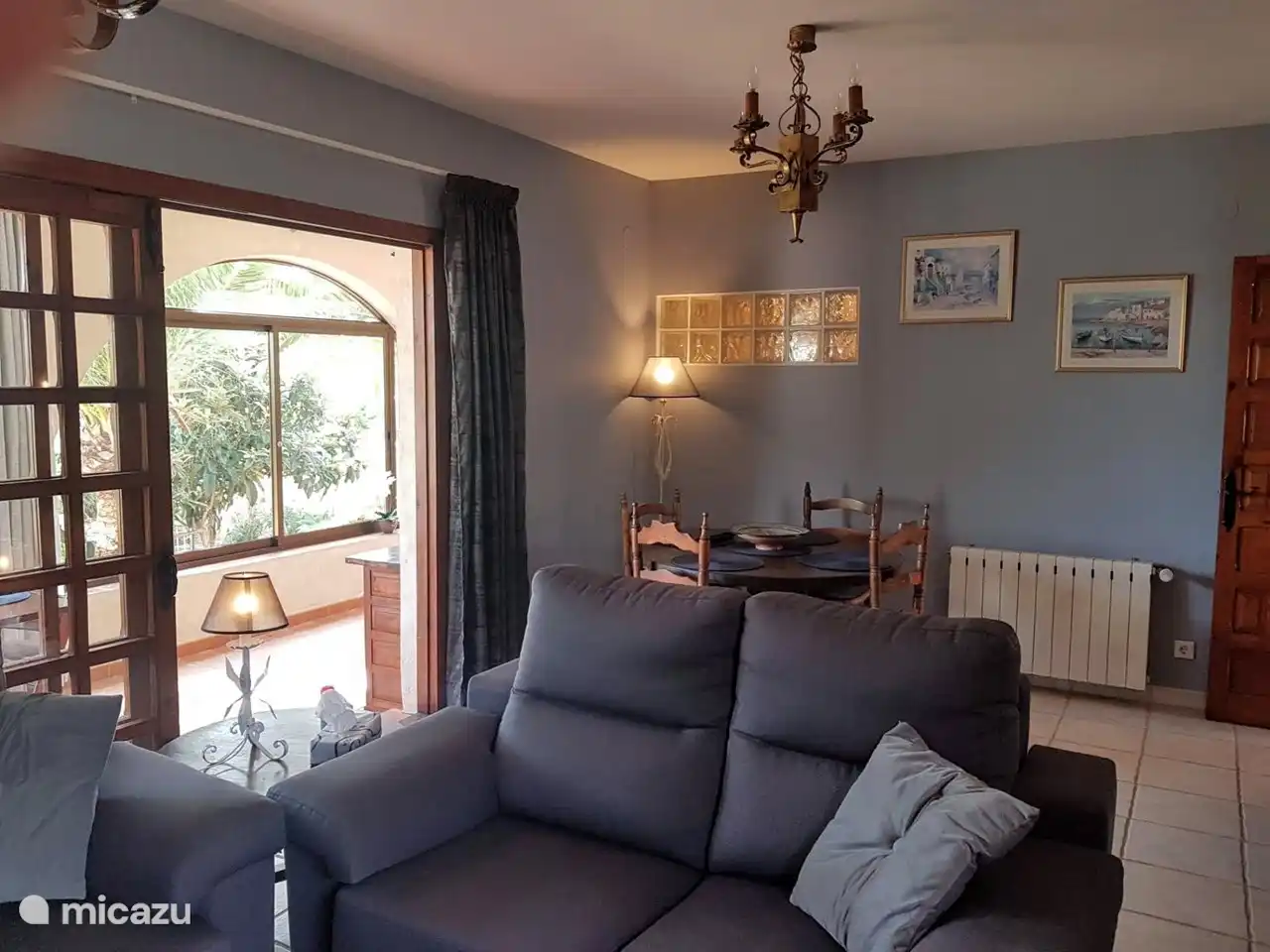 Durch das Wohnzimmer erreichen Sie die Naya, die als Esszimmer mit Tisch für 8 Personen eingerichtet wurde. Es gibt auch zwei Tripp-Trapp Hochstühle zur Verfügung. 