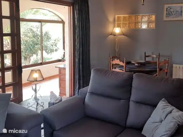 Casa Mi Pajobe (2 chambres/max 4 pers) | Espagne, Costa Blanca, Benidorm - villa Par le salon, vous atteignez la naya qui a été aménagée en salle à manger avec une table pour 8 personnes. Il y a aussi deux chaises hautes tripp-trapp disponibles.