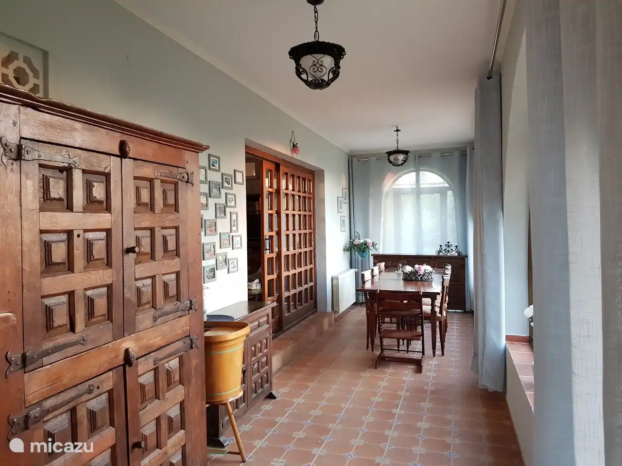 Das Haus verfügt über eine Veranda mit Blick auf den Garten, die als zusätzlicher Essbereich eingerichtet wurde