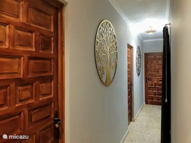 Casa Mi Pajobe (2 chambres/max 4 pers) | Espagne, Costa Blanca, Benidorm - villa couloir vers chambre 2, 3
Au bout du couloir se trouve la chambre 4. Celle-ci n'est pas louée lors de la location de 2 chambres.