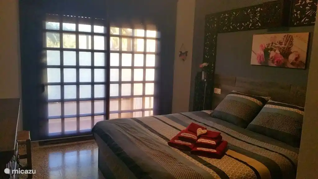 Schlafzimmer 1 ist das Hauptschlafzimmer mit Doppelbett (180 x 200) mit Memory Foam-Matratze. Klimaanlage warm/kalt und Deckenventilator. Dieses Schlafzimmer hat einen Blick auf den Garten.