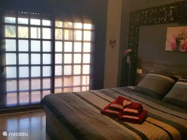 Casa Mi Pajobe (2 chambres/max 4 pers) | Espagne, Costa Blanca, Benidorm - villa La chambre 1 est la chambre principale avec lit double (180 x 200) avec matelas à mémoire de forme. Air conditionné chaud/froid et ventilateur de plafond. Cette chambre a une vue sur le jardin.