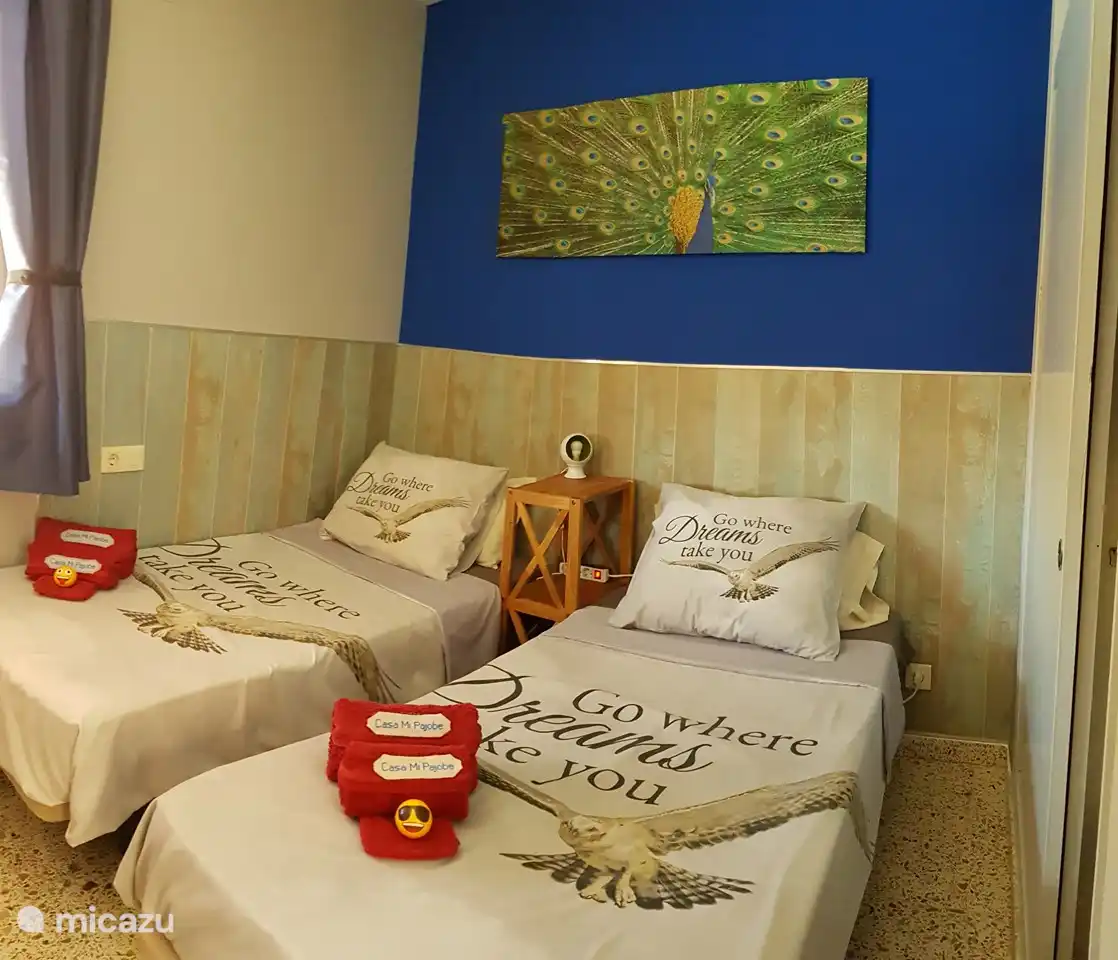 Oder wählen Sie das Schlafzimmer mit 2 x Einzelbett (90 x 190) als 2. Schlafzimmer. Warm-kalte Klimaanlage und Deckenventilator. Dieses Schlafzimmer blickt auf den Pool. Hier ist auch eine Kiste mit Spielzeug für die Kinder.