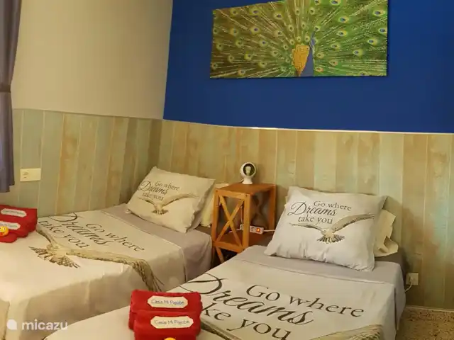 Casa Mi Pajobe (2 chambres/max 4 pers) | Espagne, Costa Blanca, Benidorm - villa Ou choisissez la chambre avec 2 x lit simple (90 x 190) comme 2ème chambre. Climatisation chaud-froid et ventilateur de plafond. Cette chambre donne sur la piscine. Voici également une boîte avec des jouets pour les enfants.