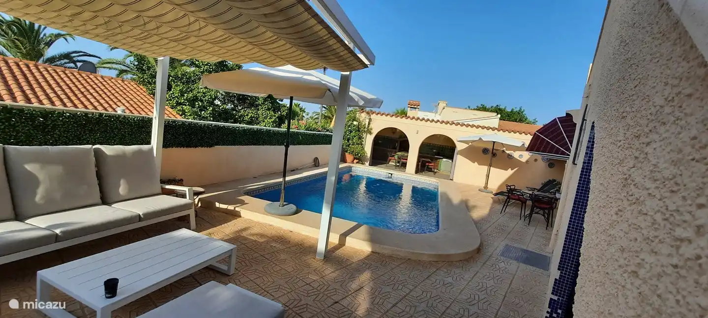 Gehen Sie zur Terrasse durch den naya