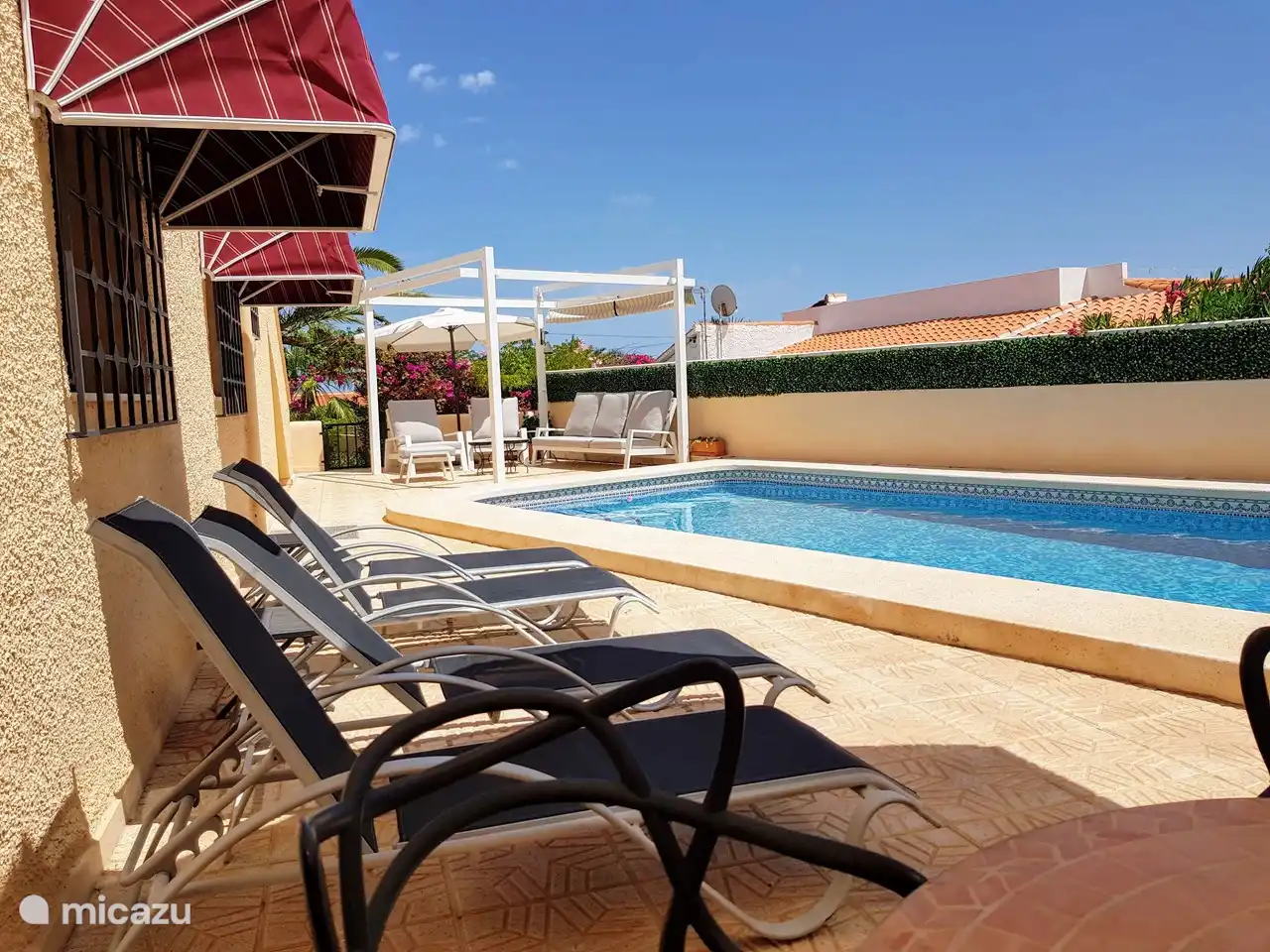 mit privatem Pool (8 x 4) mit Treppe.